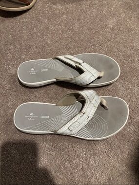 Clarks White and Gray Cloudsteppers Cushioned Thong Sandals